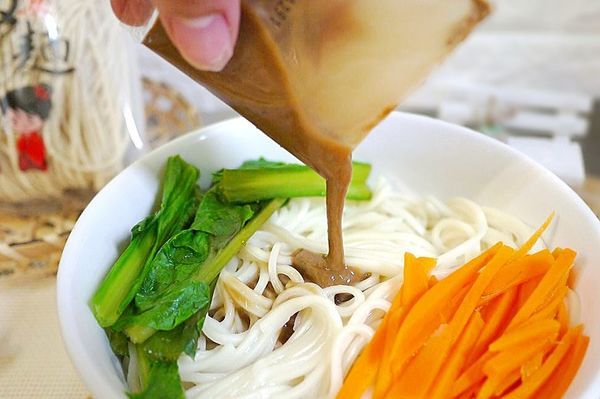 小夫妻拌麵(原:小夫妻Q麵):| 團購美食推薦|小夫妻拌麵 Q彈帶勁.醬香入味~在家方便煮.健康美味新選擇