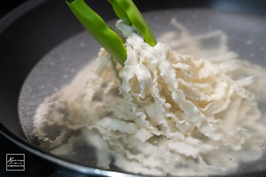 宅配|拌麵推薦【小夫妻拌麵】阿里山烏龍茶拌麵 / 首創茶香入麵,絕妙好滋味。 - 快門下的幸福