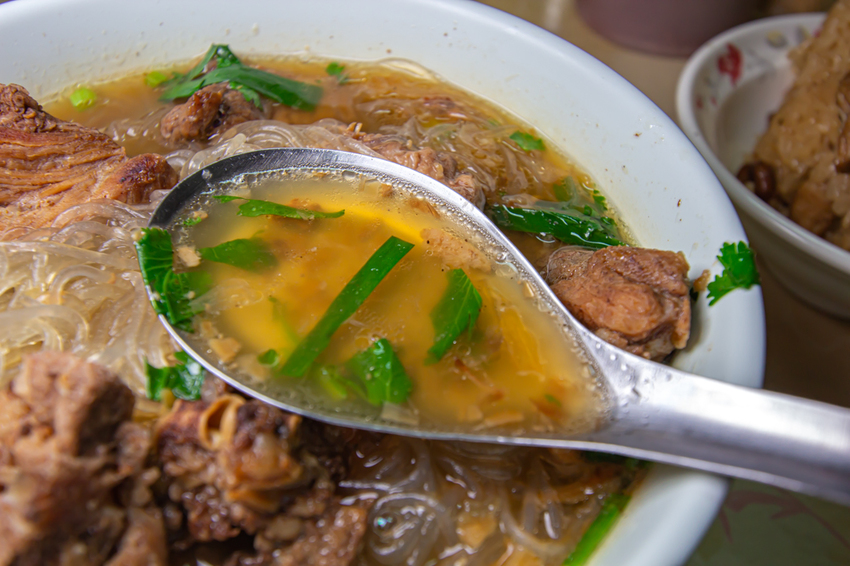 台中烏日，日盈排骨酥麵鮮蚵仔麵~郵局對面的美食... - 微笑Joe幸運