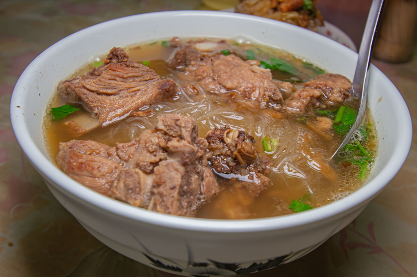 台中烏日，日盈排骨酥麵鮮蚵仔麵~郵局對面的美食... - 微笑Joe幸運