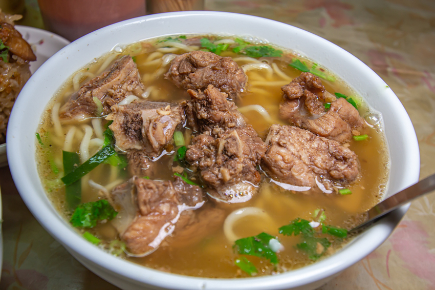 台中烏日，日盈排骨酥麵鮮蚵仔麵~郵局對面的美食... - 微笑Joe幸運