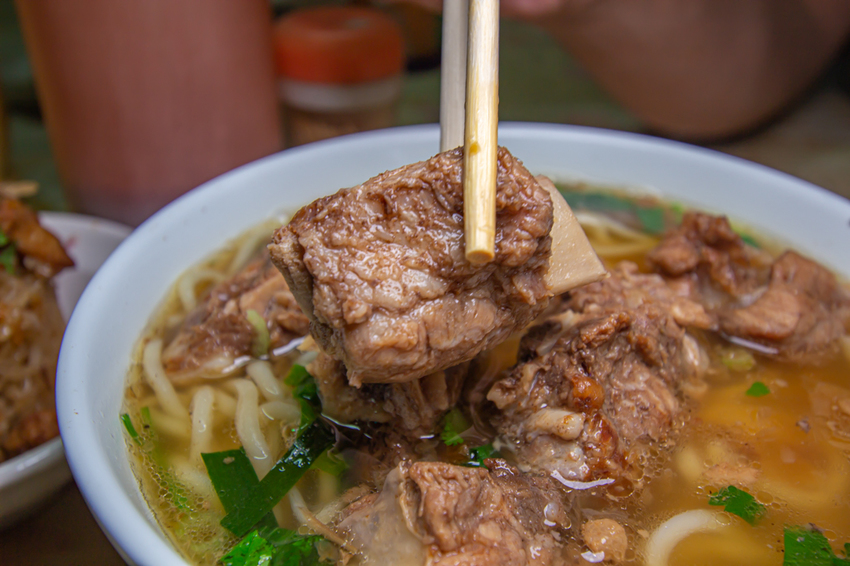台中烏日，日盈排骨酥麵鮮蚵仔麵~郵局對面的美食... - 微笑Joe幸運