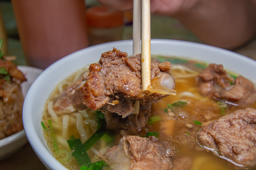 台中烏日，日盈排骨酥麵鮮蚵仔麵~郵局對面的美食... - 微笑Joe幸運