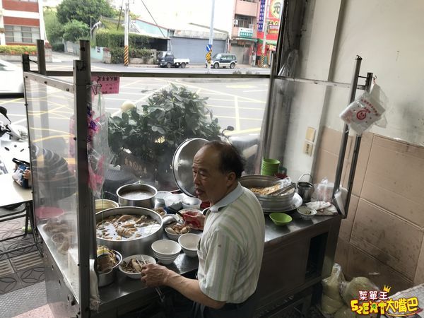 台中神岡美食早餐炒麵》張家早點炒麵菜單價位大公開!在地人才知的隱藏版中式早餐~推薦 炒麵、豬血湯。