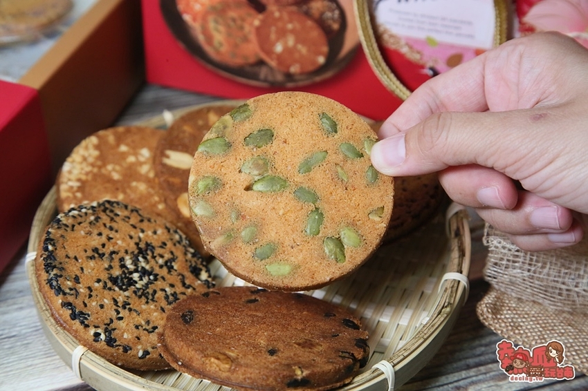 【嘉義伴手禮】藏身於荷花田旁的零食食品廠,沒有在地人帶路還找不到的好味道:弘家馨食品 - 熱血玩台南。跳躍新世界