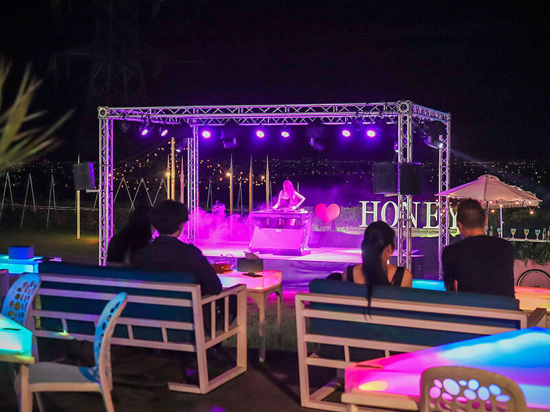 新竹夏季三角景觀咖啡廳 今夏在星光草地夜景下跳舞 新竹唯一戶外夜店風咖啡廳「初夏開嗨！6月DJ Party」開始囉~