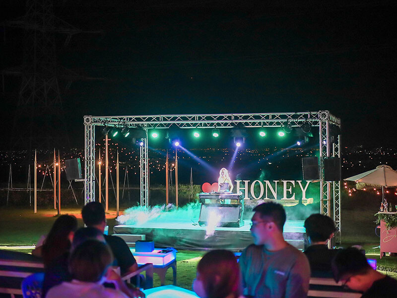 新竹夏季三角景觀咖啡廳 今夏在星光草地夜景下跳舞 新竹唯一戶外夜店風咖啡廳「初夏開嗨！6月DJ Party」開始囉~