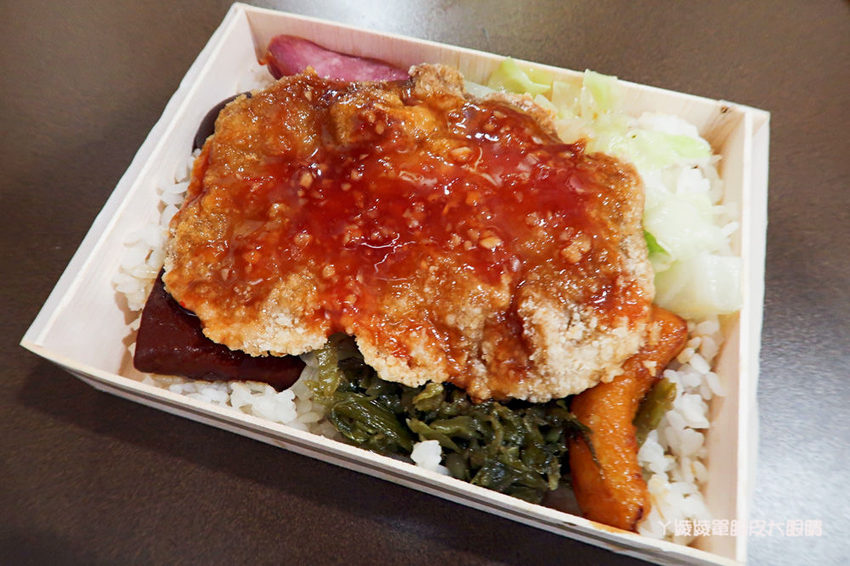 新竹便當推薦｜鐵路飯堂，中山路上懷舊鐵路便當，買就送礦泉水一瓶