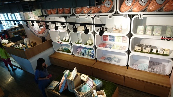 ㄇㄚˊ幾兔親子主題火鍋餐廳:高雄駁二~ㄇㄚˊ幾兔親子主題火鍋餐廳(棧貳店)~兔兔列車上菜囉~超萌的啦~ ㄇㄚˊ幾兔親子主題火鍋餐廳:高雄駁二~ㄇㄚˊ幾兔親子主題火鍋餐廳(棧貳店)~兔兔列車上菜囉~超萌的啦~