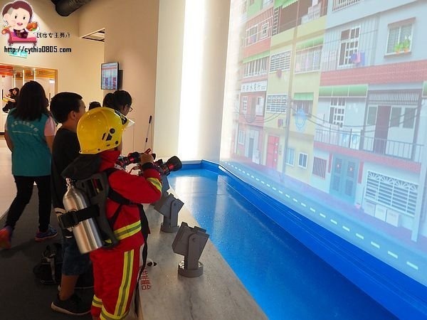 桃園八德親子景點-桃園防災教育館-小小消防員出動，居家安全觀念從小做起，免費室內親子景點再一發 @民宿女王芽月-美食.旅遊.全台趴趴走