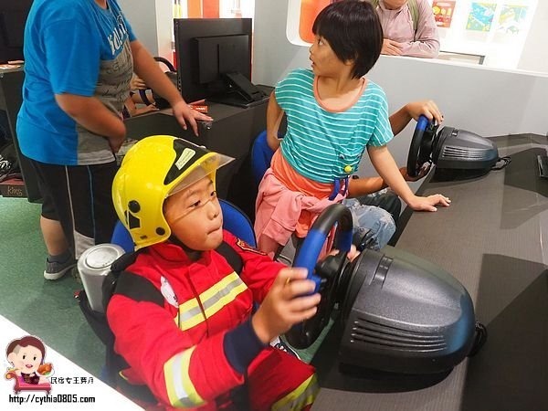 桃園八德親子景點-桃園防災教育館-小小消防員出動，居家安全觀念從小做起，免費室內親子景點再一發 @民宿女王芽月-美食.旅遊.全台趴趴走