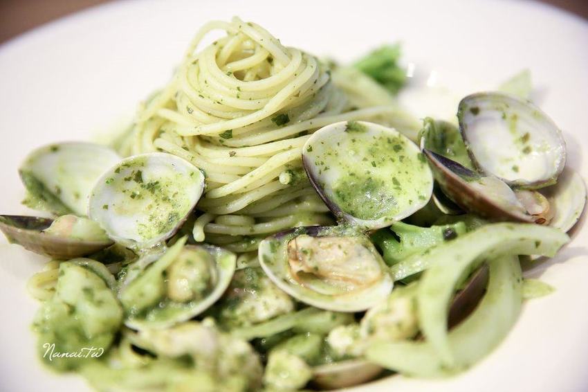 彰化市義起吃麵。純白色極簡風格,平價美味義大利麵店(飲料,冰淇淋,咖啡無限暢飲)