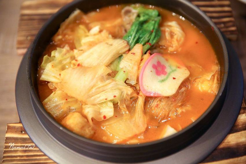 彰化市義起吃麵。純白色極簡風格,平價美味義大利麵店(飲料,冰淇淋,咖啡無限暢飲)