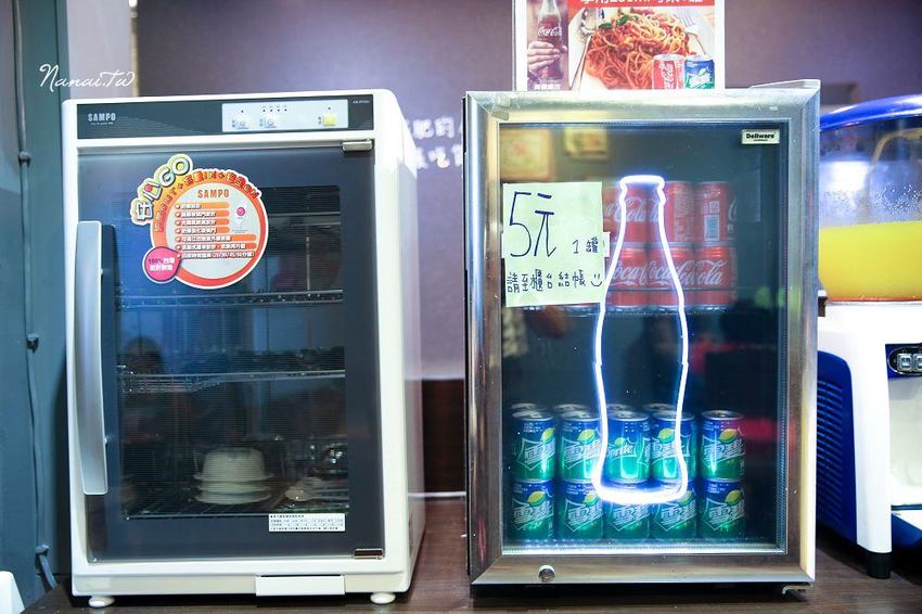 彰化市義起吃麵。純白色極簡風格,平價美味義大利麵店(飲料,冰淇淋,咖啡無限暢飲)