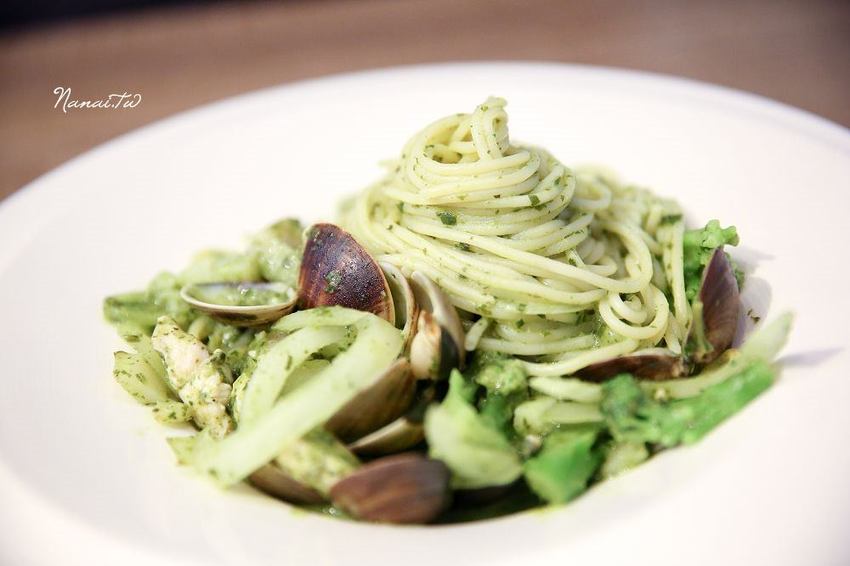 彰化市義起吃麵。純白色極簡風格,平價美味義大利麵店(飲料,冰淇淋,咖啡無限暢飲)