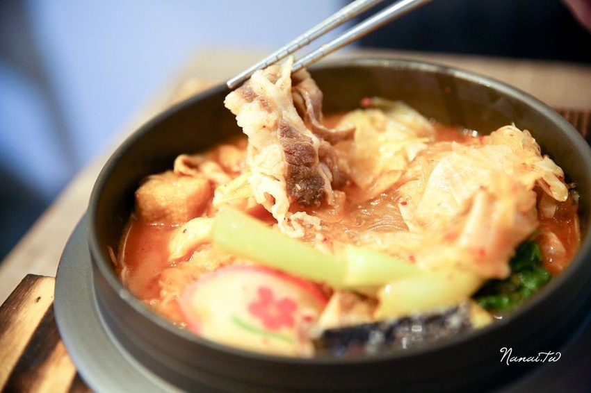 彰化市義起吃麵。純白色極簡風格,平價美味義大利麵店(飲料,冰淇淋,咖啡無限暢飲)