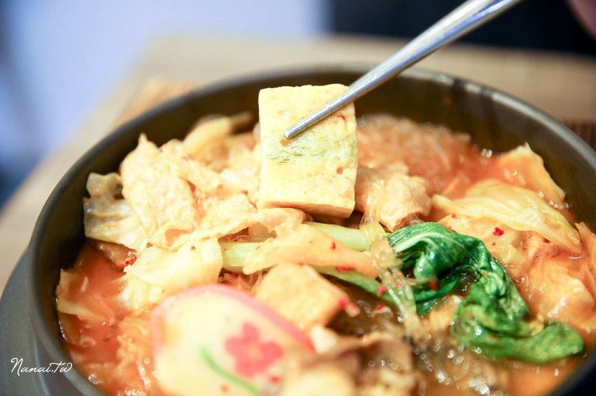 彰化市義起吃麵。純白色極簡風格,平價美味義大利麵店(飲料,冰淇淋,咖啡無限暢飲)