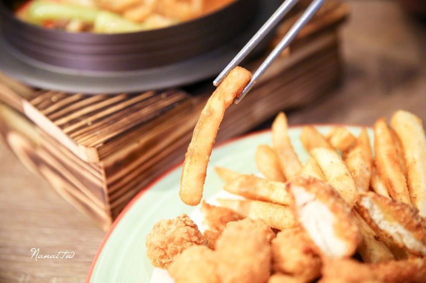 彰化市義起吃麵。純白色極簡風格,平價美味義大利麵店(飲料,冰淇淋,咖啡無限暢飲)