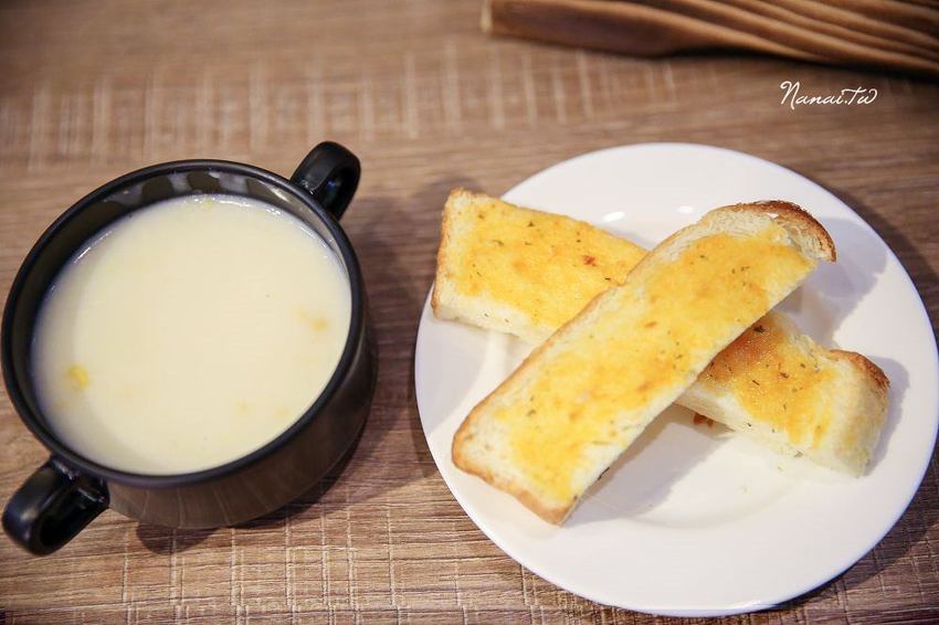 彰化市義起吃麵。純白色極簡風格,平價美味義大利麵店(飲料,冰淇淋,咖啡無限暢飲)