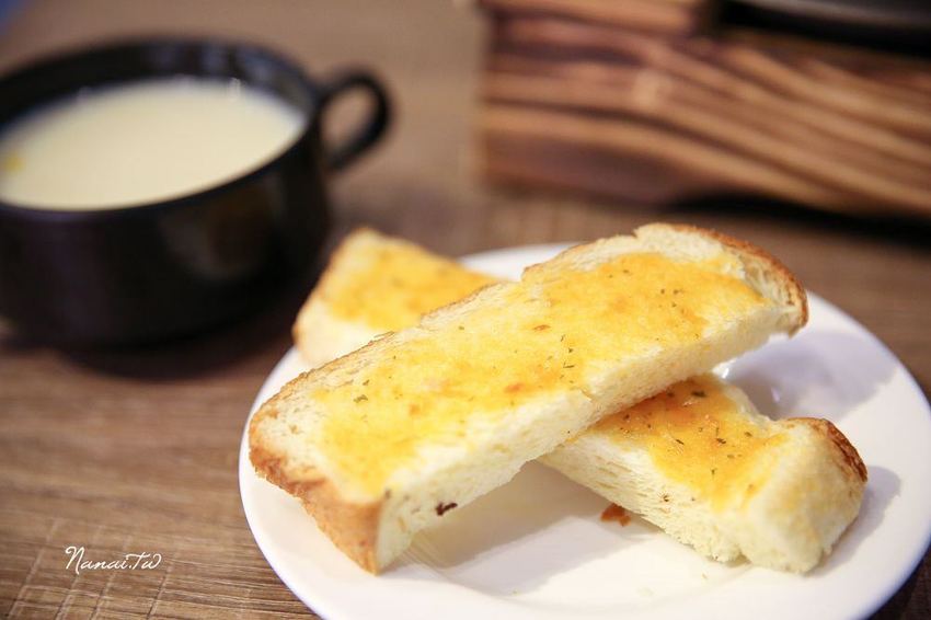 彰化市義起吃麵。純白色極簡風格,平價美味義大利麵店(飲料,冰淇淋,咖啡無限暢飲)