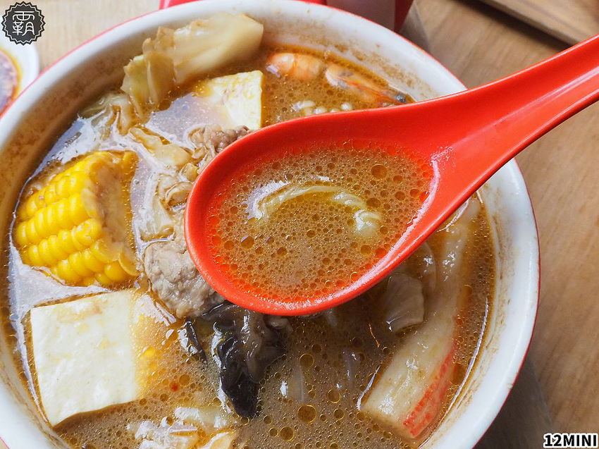 台中12MINI小火鍋登大人新鍋底！功夫沙茶鍋有超過半斤原塊肉片，內用紅茶喝到飽！