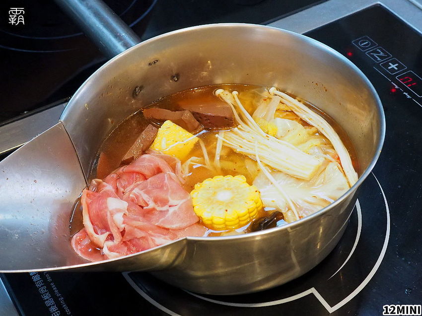 台中12MINI小火鍋登大人新鍋底！功夫沙茶鍋有超過半斤原塊肉片，內用紅茶喝到飽！