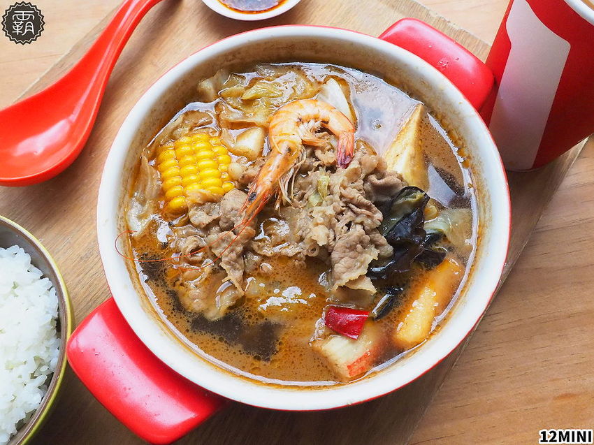 台中12MINI小火鍋登大人新鍋底！功夫沙茶鍋有超過半斤原塊肉片，內用紅茶喝到飽！