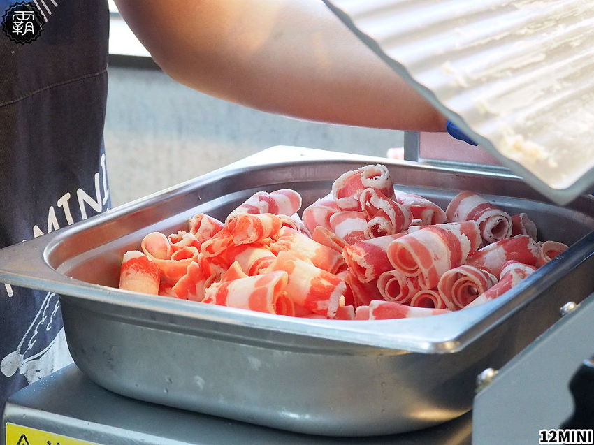 台中12MINI小火鍋登大人新鍋底！功夫沙茶鍋有超過半斤原塊肉片，內用紅茶喝到飽！