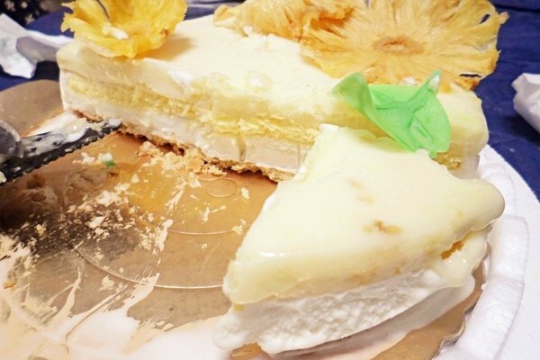 美食 ░ 母親節全台限定版， 法雅 鳳梨義式冰淇淋蛋糕， 用唇齒間味蕾滿足你的視覺