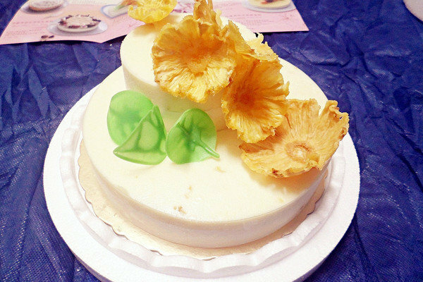 美食 ░ 母親節全台限定版， 法雅 鳳梨義式冰淇淋蛋糕， 用唇齒間味蕾滿足你的視覺