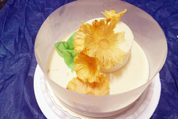 美食 ░ 母親節全台限定版， 法雅 鳳梨義式冰淇淋蛋糕， 用唇齒間味蕾滿足你的視覺