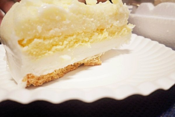 美食 ░ 母親節全台限定版， 法雅 鳳梨義式冰淇淋蛋糕， 用唇齒間味蕾滿足你的視覺