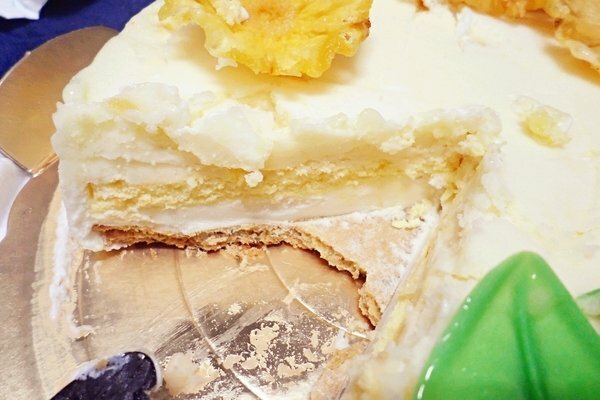 美食 ░ 母親節全台限定版， 法雅 鳳梨義式冰淇淋蛋糕， 用唇齒間味蕾滿足你的視覺