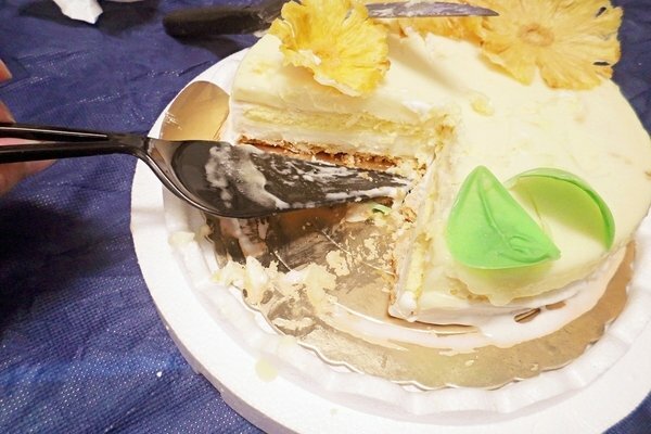 美食 ░ 母親節全台限定版， 法雅 鳳梨義式冰淇淋蛋糕， 用唇齒間味蕾滿足你的視覺