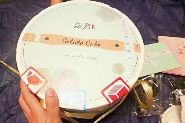 美食 ░ 母親節全台限定版， 法雅 鳳梨義式冰淇淋蛋糕， 用唇齒間味蕾滿足你的視覺