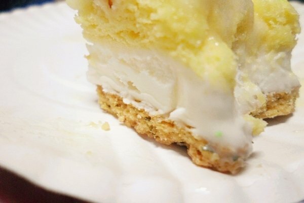 美食 ░ 母親節全台限定版， 法雅 鳳梨義式冰淇淋蛋糕， 用唇齒間味蕾滿足你的視覺