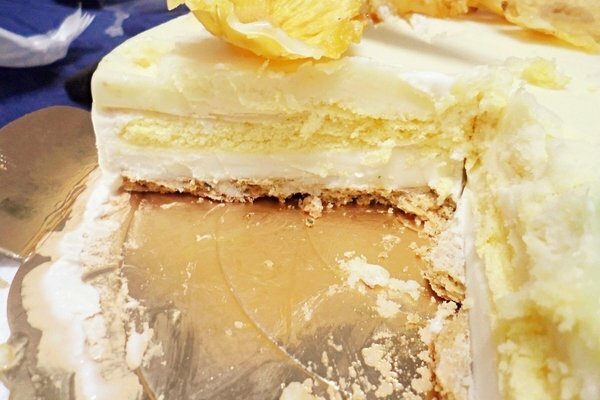 美食 ░ 母親節全台限定版， 法雅 鳳梨義式冰淇淋蛋糕， 用唇齒間味蕾滿足你的視覺