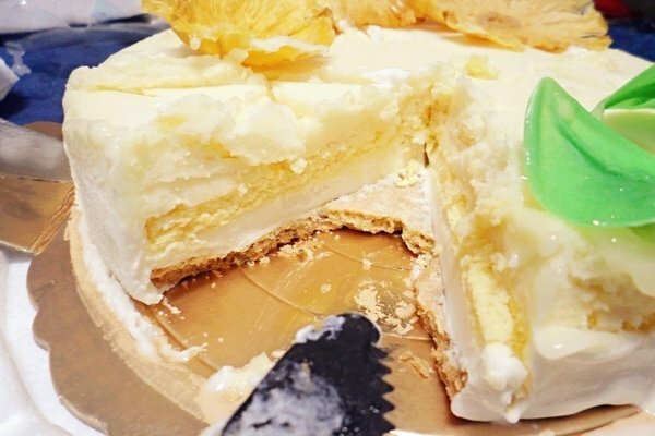 美食 ░ 母親節全台限定版， 法雅 鳳梨義式冰淇淋蛋糕， 用唇齒間味蕾滿足你的視覺