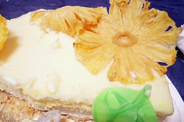 美食 ░ 母親節全台限定版， 法雅 鳳梨義式冰淇淋蛋糕， 用唇齒間味蕾滿足你的視覺