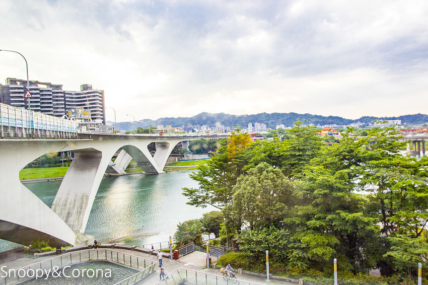 【住宿．新北】碧潭住宿／新加州景觀旅館～緊鄰碧潭水岸與捷運站，親子房附設玩具箱，親子度假好愜意