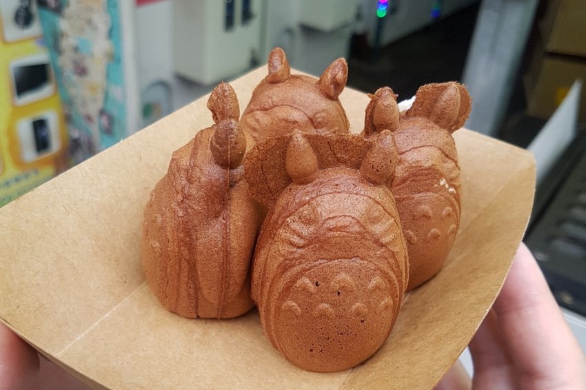 台北|咬一口脆皮雞蛋糕 超可愛龍貓造型雞蛋糕,士林夜市美食推薦! - 奇奇一起玩樂趣