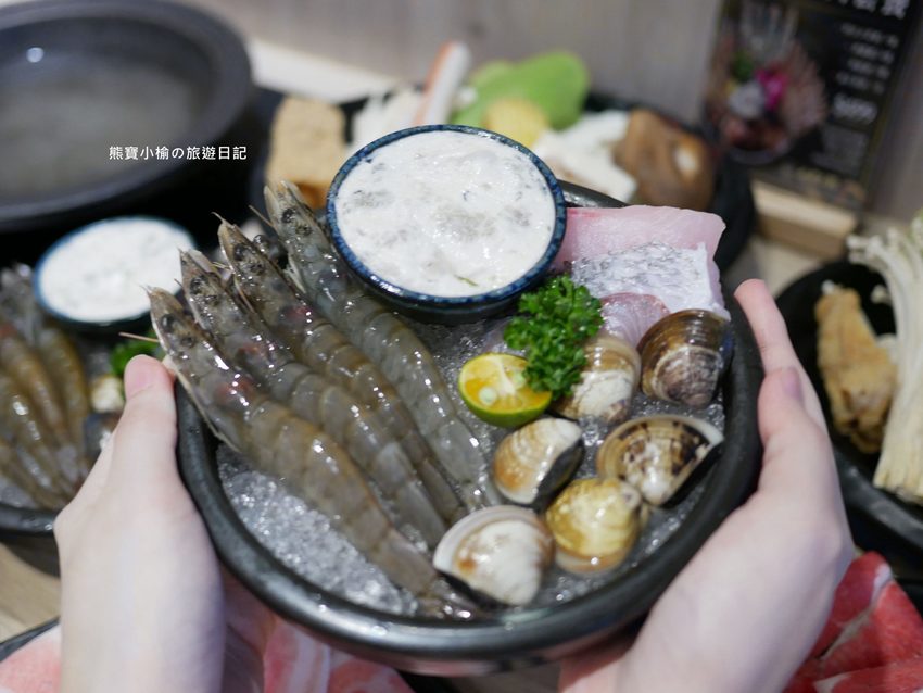 【台中大里美食】嗑肉石鍋大里店,平日不限時段來店指定套餐送小海鮮拼盤!台中火鍋推薦。 @熊寶小榆の旅遊日記