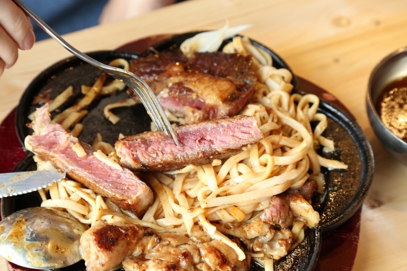 [台南美食]仁德平價牛排推薦 19號倉庫鐵板牛排（內有菜單）飲料濃湯沙拉麵包吃到飽