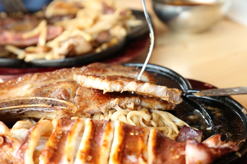 [台南美食]仁德平價牛排推薦 19號倉庫鐵板牛排（內有菜單）飲料濃湯沙拉麵包吃到飽