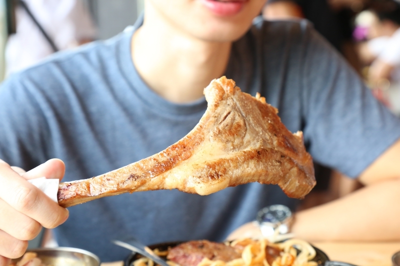 [台南美食]仁德平價牛排推薦 19號倉庫鐵板牛排（內有菜單）飲料濃湯沙拉麵包吃到飽