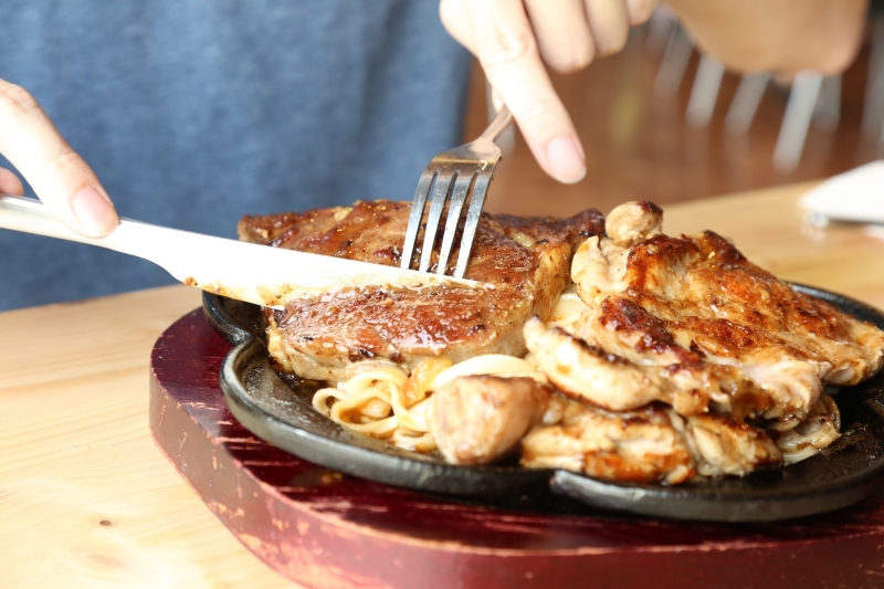 [台南美食]仁德平價牛排推薦 19號倉庫鐵板牛排（內有菜單）飲料濃湯沙拉麵包吃到飽