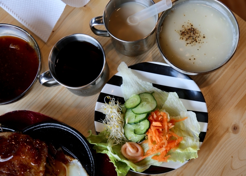 [台南美食]仁德平價牛排推薦 19號倉庫鐵板牛排（內有菜單）飲料濃湯沙拉麵包吃到飽