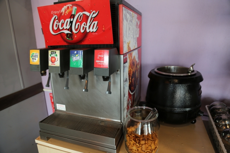 [台南美食]仁德平價牛排推薦 19號倉庫鐵板牛排（內有菜單）飲料濃湯沙拉麵包吃到飽