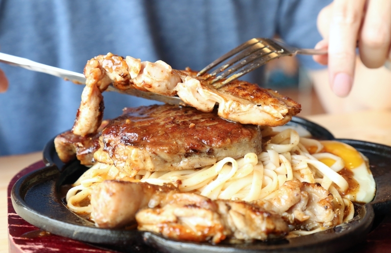 [台南美食]仁德平價牛排推薦 19號倉庫鐵板牛排（內有菜單）飲料濃湯沙拉麵包吃到飽