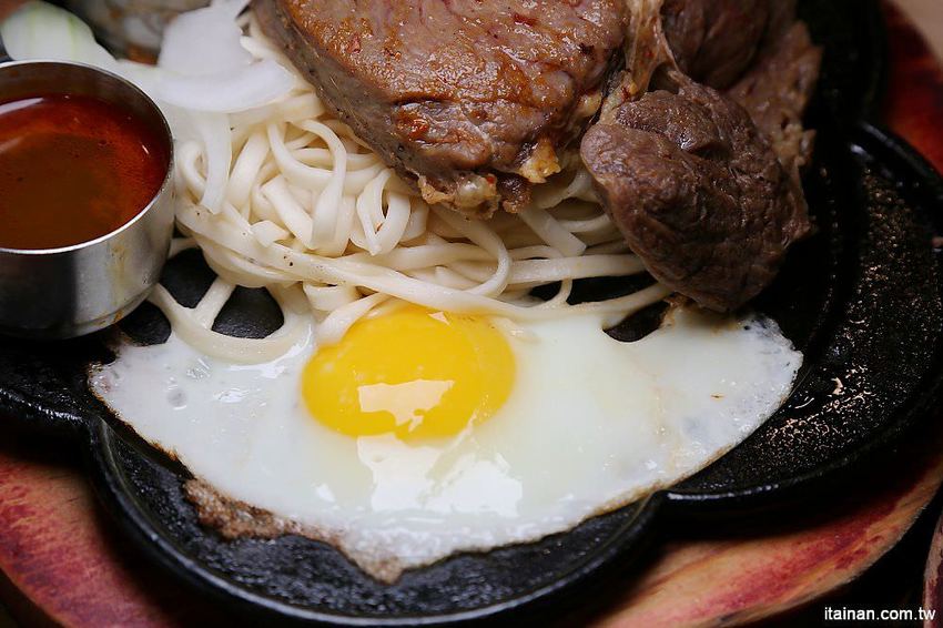 台南牛排｜19號倉庫鐵板牛排仁德店~誰說平價吃到飽沒有好牛排?沙拉吧珍珠奶茶無限量供應加麵加飯不加價! - 台南好Food遊